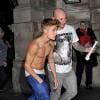 Justin Bieber montre ses abdos à la sortie d'un concert à Londres le 28 février 2013.