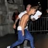 Justin Bieber montre ses abdos à la sortie d'un concert à Londres le 28 février 2013.