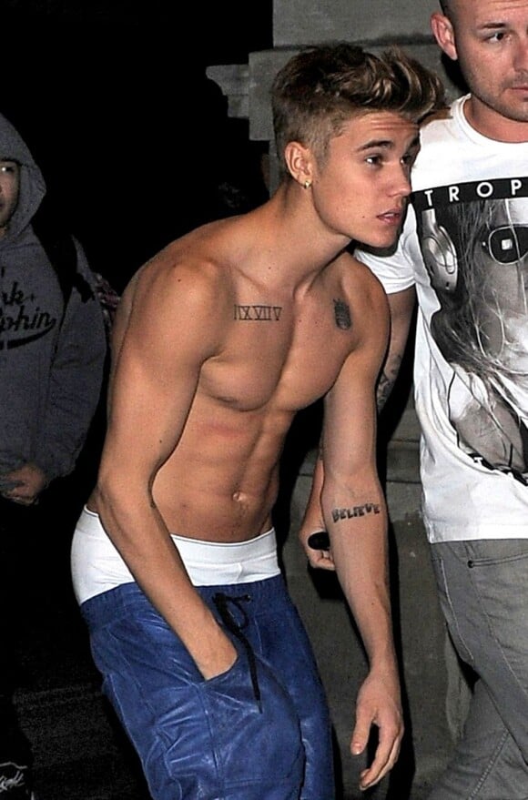 Le chanteur Justin Bieber montre ses abdos à la sortie d'un concert à Londres le 28 février 2013.