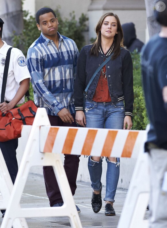 Jessica Stroup et Tristan Wilds sur le tournage de la série 90210 à Los Angeles, le 28 février 2013.