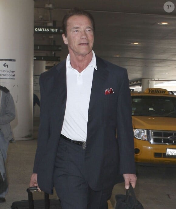Arnold Schwarzenegger arrive a l'aéroport LAX de Los Angeles, le 22 février 2013.
