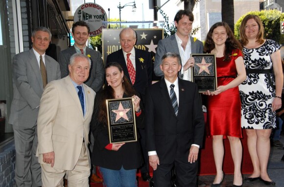 Tom LaBonge, Maria Burton, Leron Gubler, Lord David Rowe Beddoe Morgan Ritchie et Charlotte Ritchie lors de l'inauguration de l'étoile en l'honneur de Richard Burton sur le Walk of Fame à Hollywood le 1er mars 2013