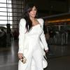 Kim Kardashian, enceinte et tout de blanc vêtue, arrive à l'aéroport de Los Angeles d'où elle rejoint Paris et l'aéroport Roissy-Charles-de-Gaulle. Los Angeles, le 2 mars 2013.