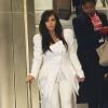 Kim Kardashian, enceinte et tout de blanc vêtue, arrive à l'aéroport Roissy-Charles-de-Gaulle. Le 3 mars 2013.