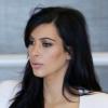 Kim Kardashian, enceinte et tout de blanc vêtue, arrive à l'aéroport Roissy-Charles-de-Gaulle. Le 3 mars 2013.