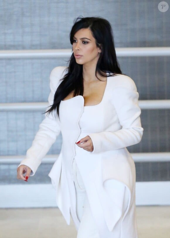 Kim Kardashian, enceinte et tout de blanc vêtue, arrive à l'aéroport Roissy-Charles-de-Gaulle. Le 3 mars 2013.