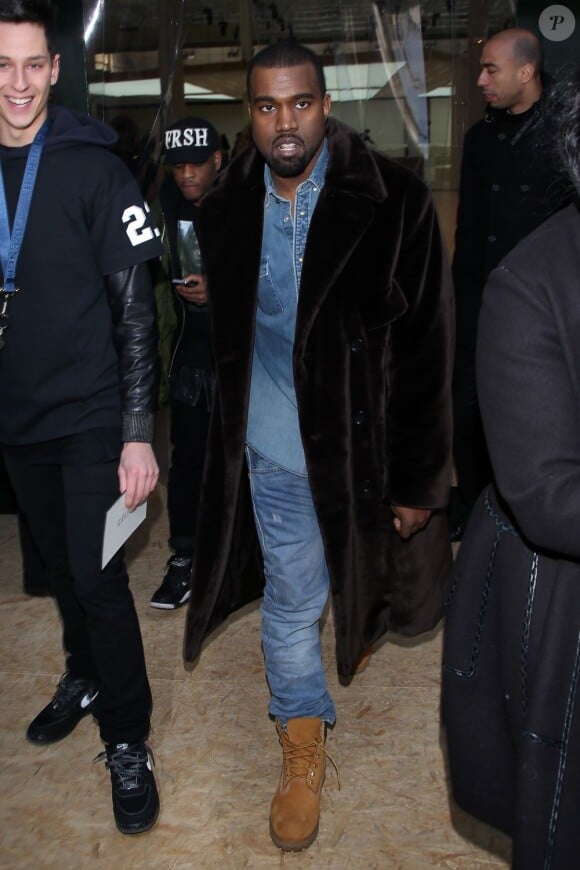 Kanye West n'a pas attendu Kim Kardashian pour assister aux défilés de la Fashion Week. Le rappeur se rendait ce dimanche 3 mars au Tennis Club de Paris pour le défilé Céline automne-hiver 2013.