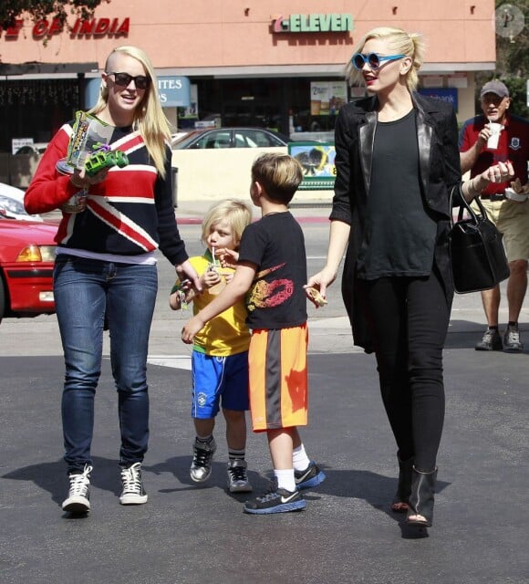 Gwen Stefani emmène ses fils Kingston et Zuma faire du shopping à Studio City, le 2 mars 2013.