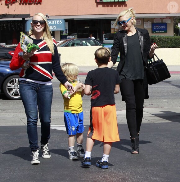Gwen Stefani et ses fils Kingston et Zuma lors d'une session shopping à Studio City, le 2 mars 2013.
