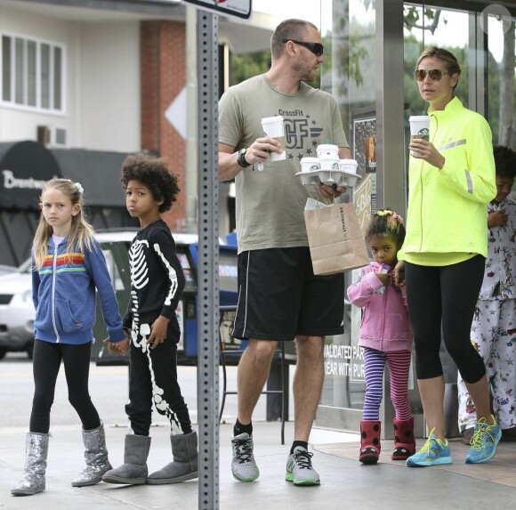 Heidi Klum, accompagnée de son petit ami Martin Kristen, emmène ses enfants Leni, Henry, Johan et Lou prendre un café à Beverly Hills, le 3 mars 2013.