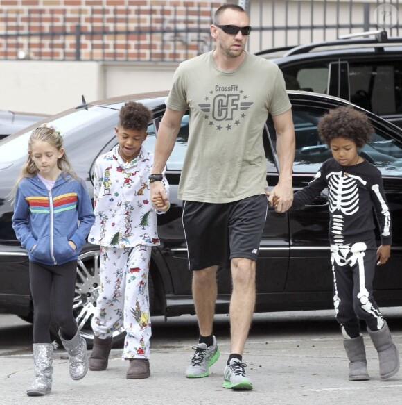 Heidi Klum, accompagnée de son chéri Martin Kristen, emmène ses enfants Leni, Henry, Johan et Lou prendre un café à Beverly Hills, le 3 mars 2013.