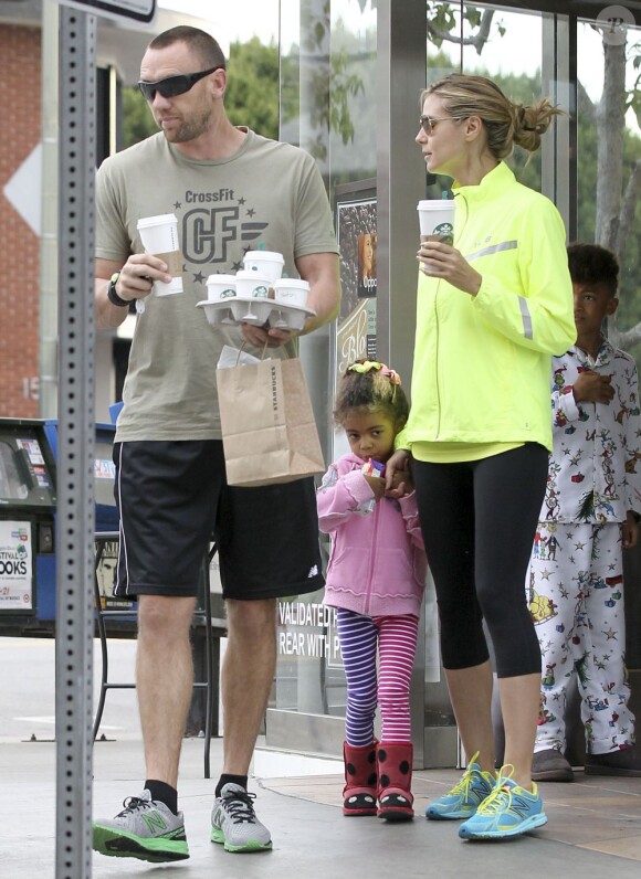 Heidi Klum, accompagnée de son compagnon Martin Kristen, emmène ses enfants Leni, Henry, Johan et Lou prendre un café à Beverly Hills, le 3 mars 2013.