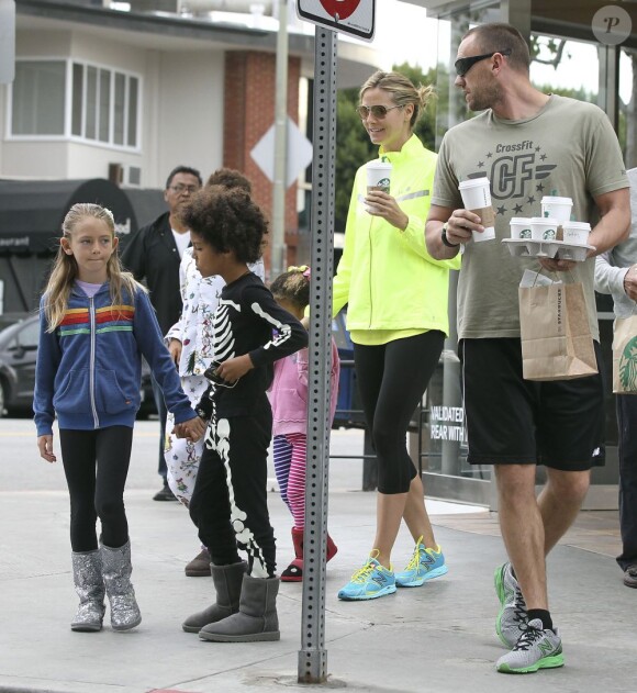 La belle Heidi Klum, accompagnée de son petit ami Martin Kristen, emmène ses enfants Leni, Henry, Johan et Lou prendre un café à Beverly Hills, le 3 mars 2013.