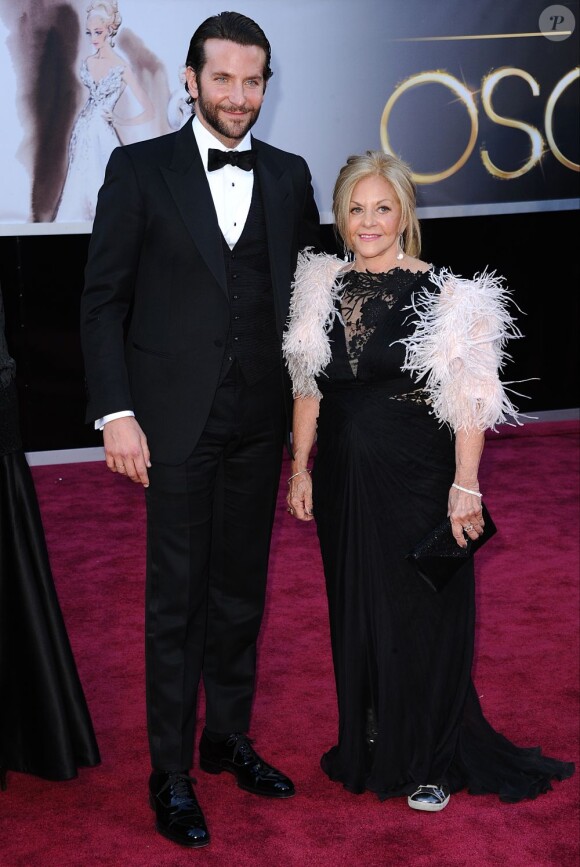 Bradley Cooper et sa mère Gloria Cooper lors de la cérémonie des Oscars à Los Angeles le 24 février 2013