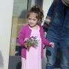 Exclusif - Salma Hayek et sa fille Valentina vont déjeuner avec des amis à Venice, Los Angeles le 3 mars 2013 : la fillette porte un joli bouquet, pour sa maman ?