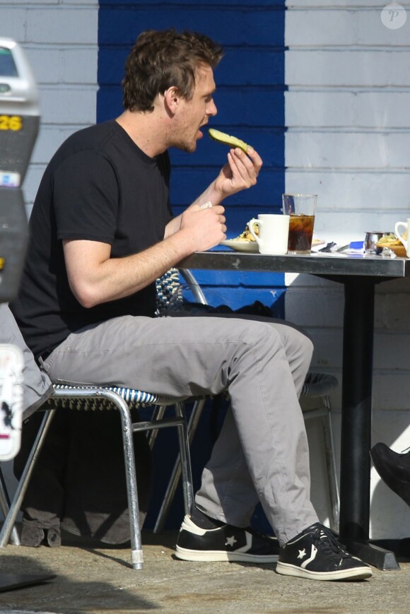 Jason Segel déjeune avec une charmante blonde au restaurant Swingers à West Hollywood, le 4 mars 2013