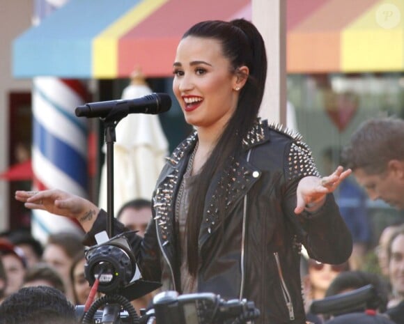 Demi Lovato chante à l'ouverture du magasin Topshop à The Grove à Los Angeles. Le 14 février 2013.
