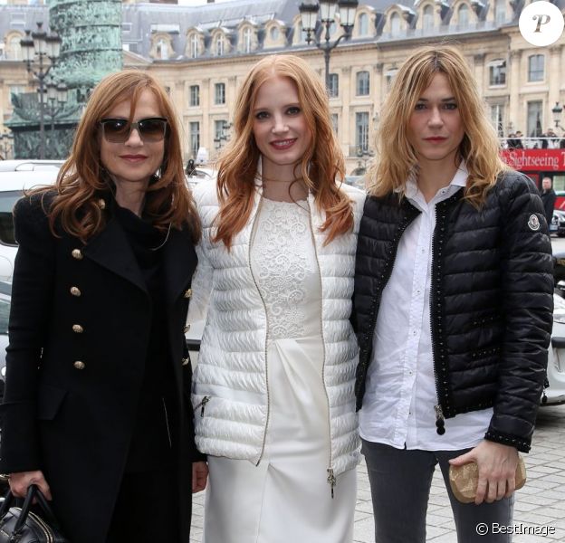 Isabelle Huppert, Jessica Chastain et Marie-Josée Croze arrivent à l'Espace Vendôme pour assister au défilé Moncler Gamme Rouge automne-hiver 2013-2014. Paris, le 6 mars 2013.