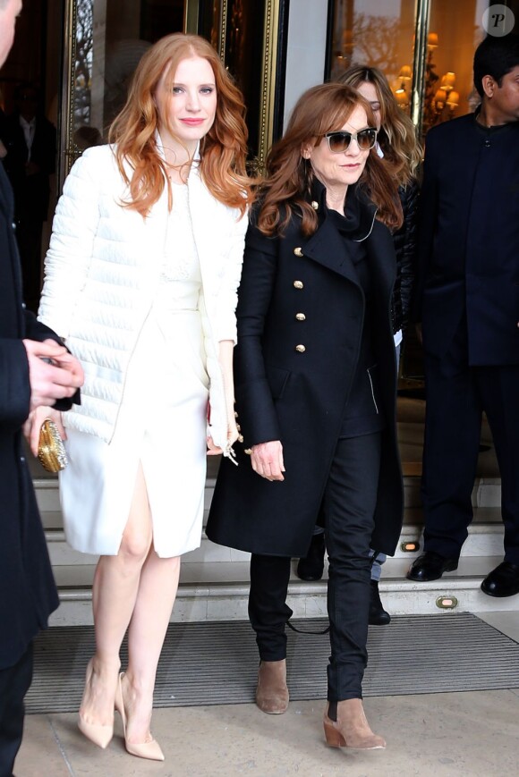 Jessica Chastain et Isabelle Huppert quittent l'hôtel Le Meurice pour rejoindre l'Espace Vendôme et assister au défilé Moncler Gamme Rouge automne-hiver 2013. Paris, le 6 mars 2013.