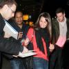 Lea Michele, aimable avec ses fans, et Cory Monteith de la série Glee, à l'aéroport de New York le 06 mars 2013.