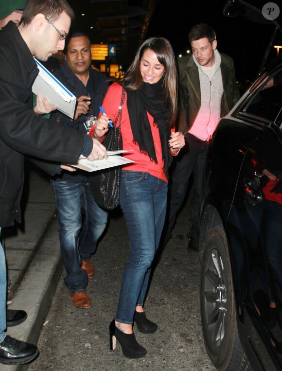 Lea Michele, aimable avec ses fans, et Cory Monteith de la série Glee, à l'aéroport de New York le 06 mars 2013.