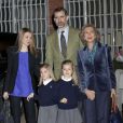  La reine Sofia, le prince Felipe, Letizia d'Espagne et les adorables Leonor et Sofia devant la clinique madrilène où se repose le roi, le 6 mars 2013. 