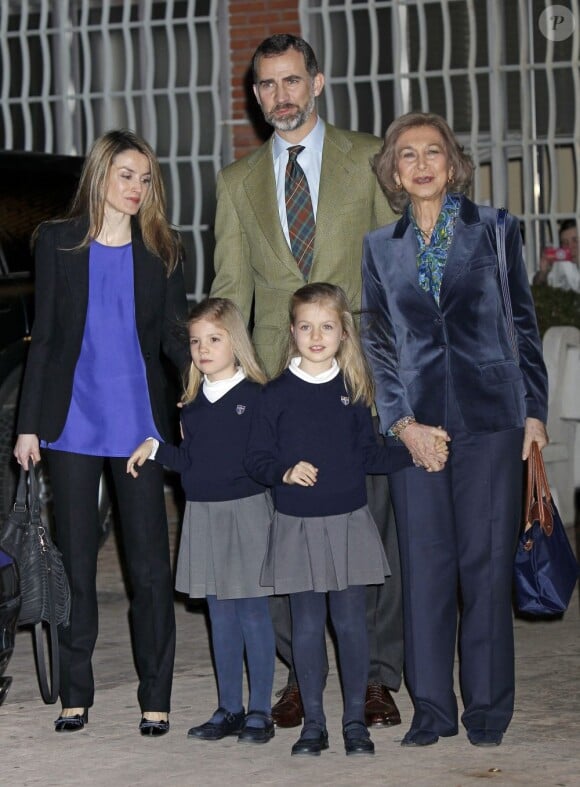 La reine Sofia, le prince Felipe, Letizia d'Espagne et les adorables Leonor et Sofia devant la clinique madrilène où se repose le roi, le 6 mars 2013.