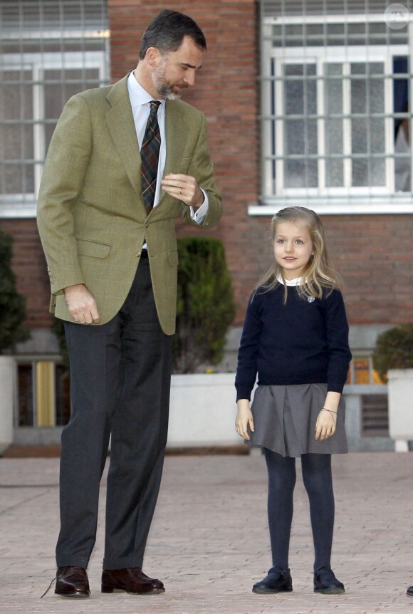 L'infante Leonor et son papa, le prince Felipe, devant la clinique madrilène où se repose le roi, le 6 mars 2013.