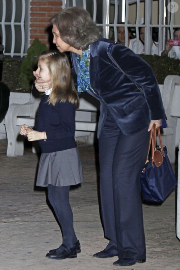 La reine Sofia embrasse l'infante Sofia devant la clinique madrilène où se repose le roi, le 6 mars 2013.