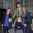  La reine Sofia, le prince Felipe, Letizia d'Espagne et les adorables Leonor et Sofia devant la clinique madrilène où se repose le roi, le 6 mars 2013. 