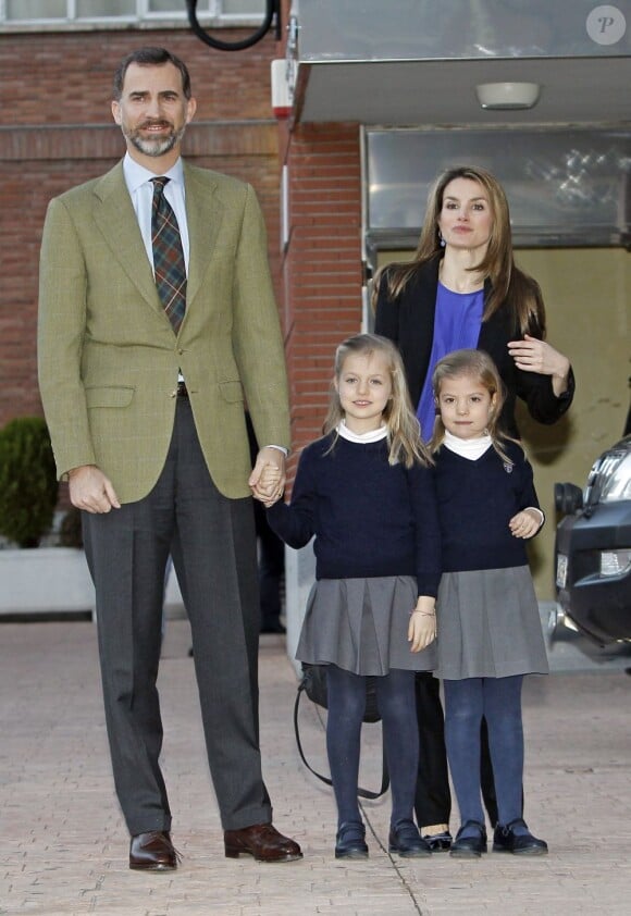Le prince Felipe et Letizia d'Espagne avec leurs filles Leonor et Sofia devant la clinique madrilène où se repose le roi, le 6 mars 2013.