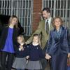 La rein Sofia, Felipe et Letizia d'Espagne avec leurs filles Leonor et Sofia devant la clinique madrilène où se repose le roi, le 6 mars 2013.