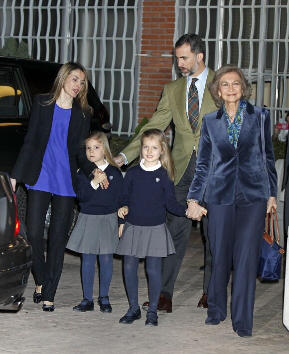La rein Sofia, Felipe et Letizia d'Espagne avec leurs filles Leonor et Sofia devant la clinique madrilène où se repose le roi, le 6 mars 2013.
