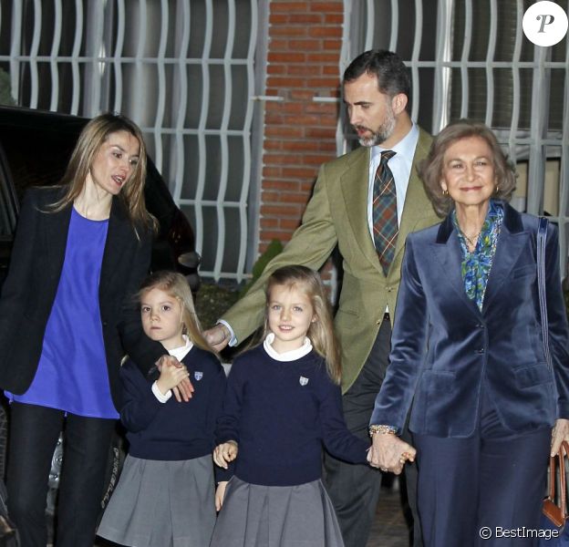 La rein Sofia, Felipe et Letizia d'Espagne avec leurs filles Leonor et Sofia devant la clinique madrilène où se repose le roi, le 6 mars 2013.