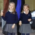 Les infantes Leonor et Sofia devant la clinique madrilène où se repose le roi, le 6 mars 2013.