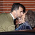 Le prince Felipe embrasse sa mère, la reine Sofia, devant la clinique madrilène où se repose le roi, le 6 mars 2013.