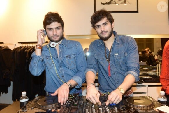 Exclusif - Les Jumeauxen plein DJ Set pour la soirée de lancement de la collection joaillère Carbone de Balmain au Montaigne Market. Paris, le 1er mars 2013.