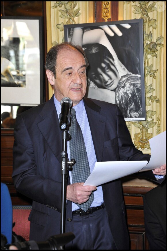 Pierre Lescure lors d'un déjeuner pour annoncer la 25e cérémonie des Molières à Paris le 23 mars 2011.