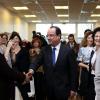 François Hollande et Valérie Trierweiler lors d'une rencontre avec l'association Force Femmes à l'occasion de la Journée internationale des droits des femmes à Paris le 8 mars 2013