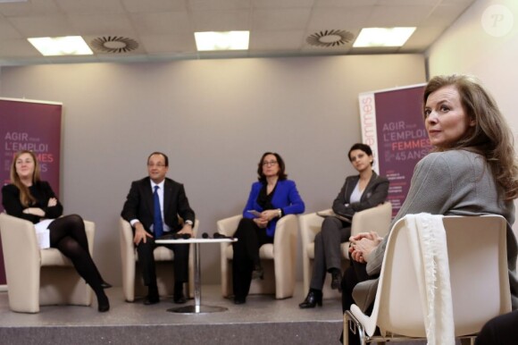 François Hollande, Valérie Trierweiler et Najat Vallaud-Belkacem lors d'une rencontre avec l'association Force Femmes à l'occasion de la Journée internationale des droits des femmes à Paris le 8 mars 2013