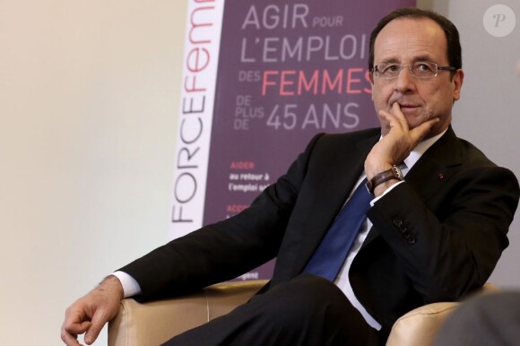 François Hollande lors d'une rencontre avec l'association Force Femmes à l'occasion de la Journée internationale des droits des femmes à Paris le 8 mars 2013