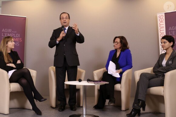 François Hollande et Valérie Trierweiler accompagnés de Najat Vallaud-Belkacem  lors d'une rencontre avec l'association Force Femmes à l'occasion de la Journée internationale des droits des femmes à Paris le 8 mars 2013