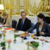 François Hollande prenait un petit-déjeuner avec la ministre du Droit des femmes et une dizaine de créatrices d'entreprises à l'Elysée le 8 mars 2013 à Paris