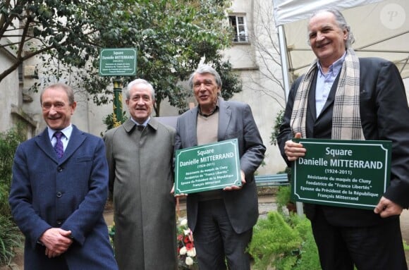 Bertrand Delanoe, Jean Tiberi, Gilbert Mitterrand et Jean-Christophe Mitterrand à l'inauguration du square Danielle Mitterrand au 20 rue de Bievre à Paris le 8 mars 2013.