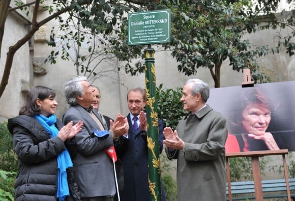 Anne Hidalgo, Gilbert Mitterrand, Bertrand Delanoe et Jean Tiberi à l'inauguration du square Danielle Mitterrand au 20 rue de Bievre à Paris le 8 mars 2013.