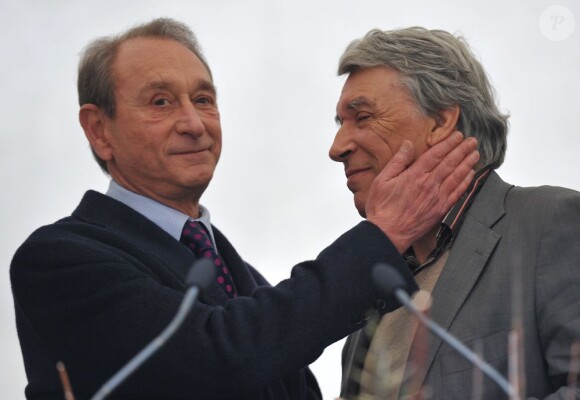 Bertrand Delanoë et Gilbert Mitterrand à l'inauguration du square Danielle Mitterrand au 20 rue de Bievre à Paris le 8 mars 2013.