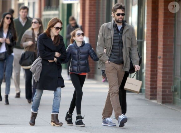 La comédienne Julianne Moore avec son mari Bart Freundlich et leur fille Liv Helen Freundlich, à New York, le 9 mars 2013.