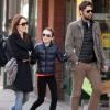 L'actrice Julianne Moore avec son mari Bart Freundlich et leur fille Liv Helen Freundlich, à New York, le 9 mars 2013.