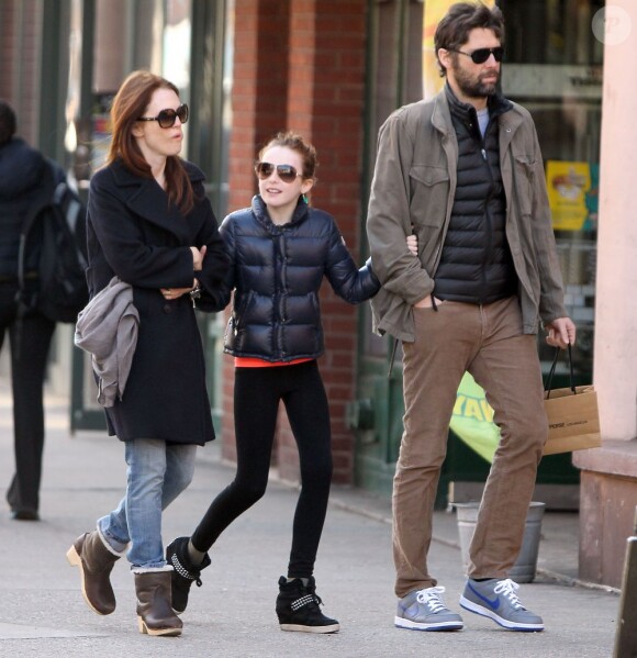 L'actrice Julianne Moore avec son mari Bart Freundlich et leur fille Liv Helen Freundlich, à New York, le 9 mars 2013.
