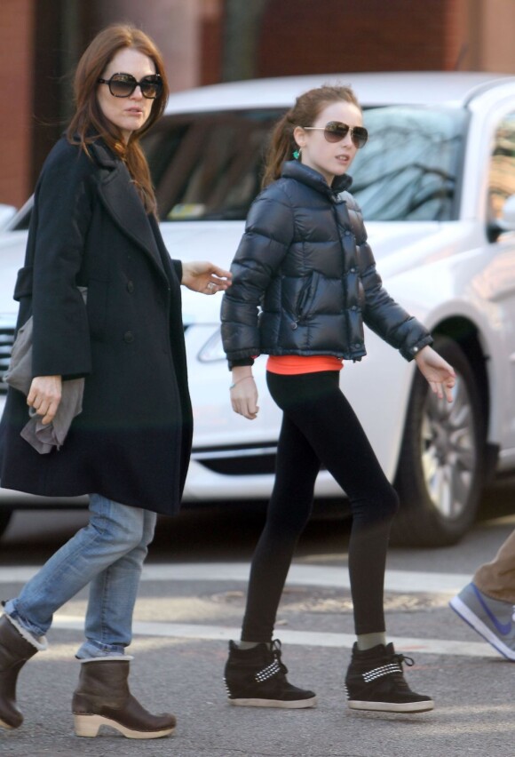 Julianne Moore avec sa fille Liv Helen Freundlich, à New York, le 9 mars 2013.